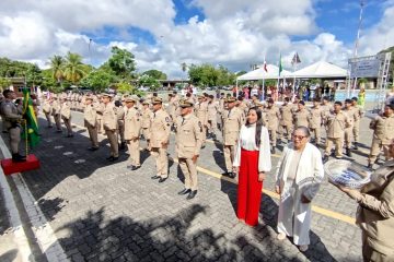 PM-BA homenageia diretora do Clériston Andrade com maior honraria da corporação
