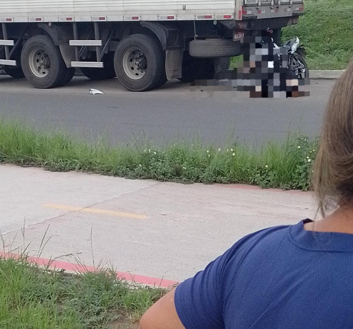 Jovem morre em acidente entre moto e caminhão na Fraga Maia