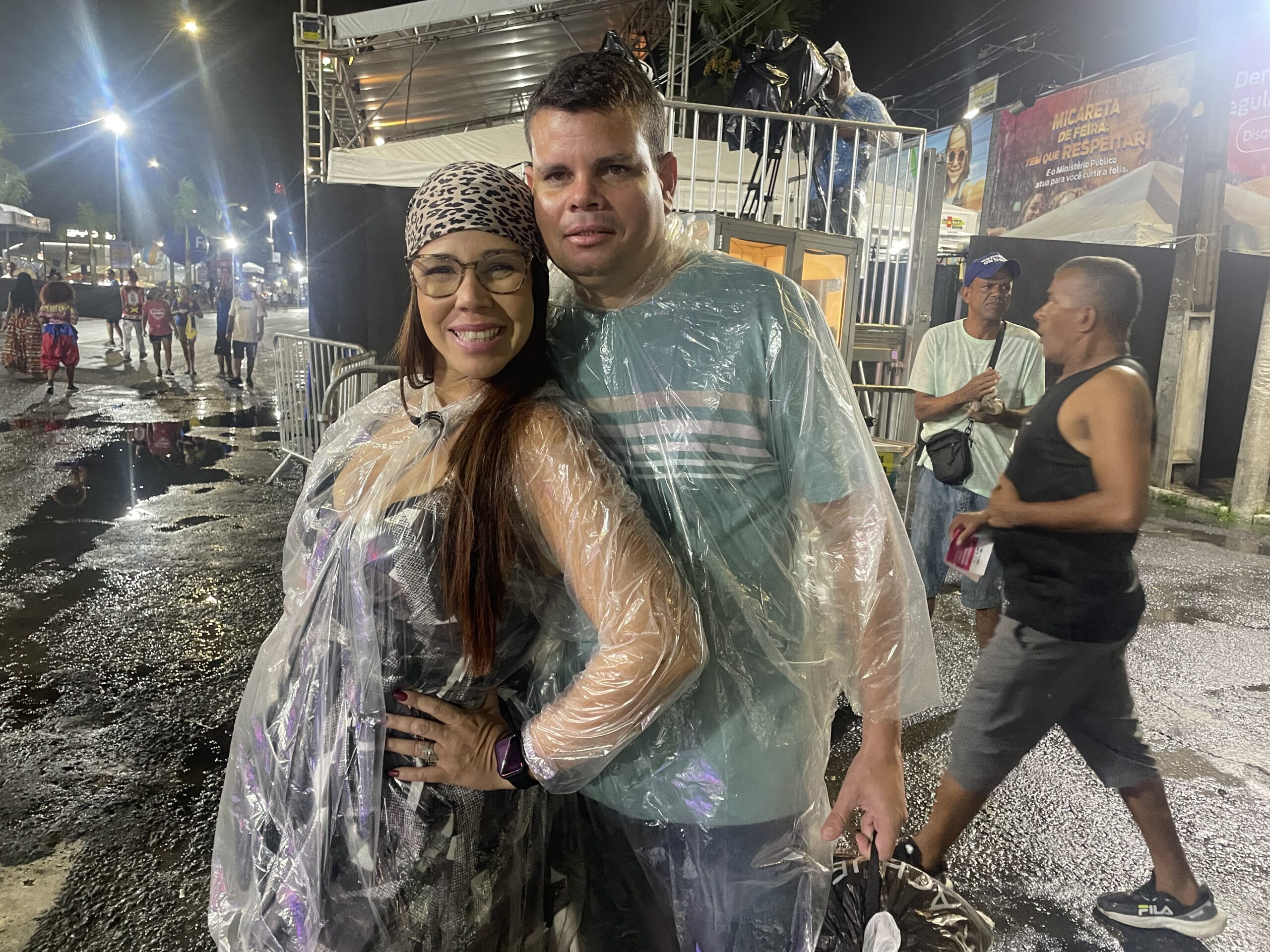 Foliões improvisam com saco plástico e curtem a Micareta de Feira mesmo com chuva