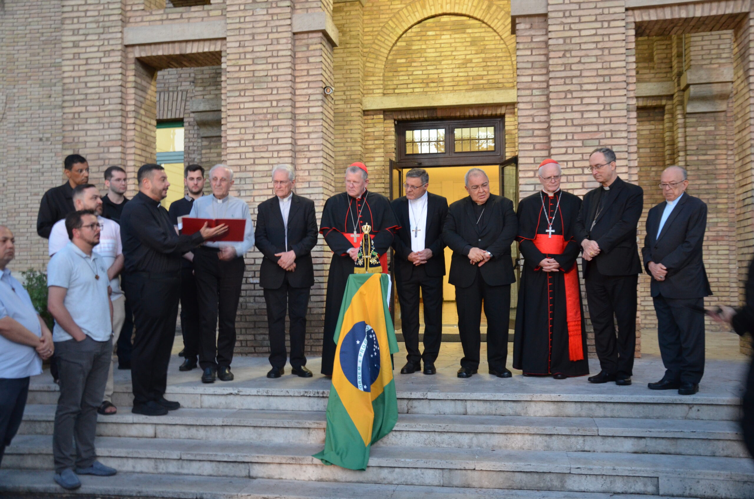 Cardeais entram em isolamento no Vaticano para início do conclave