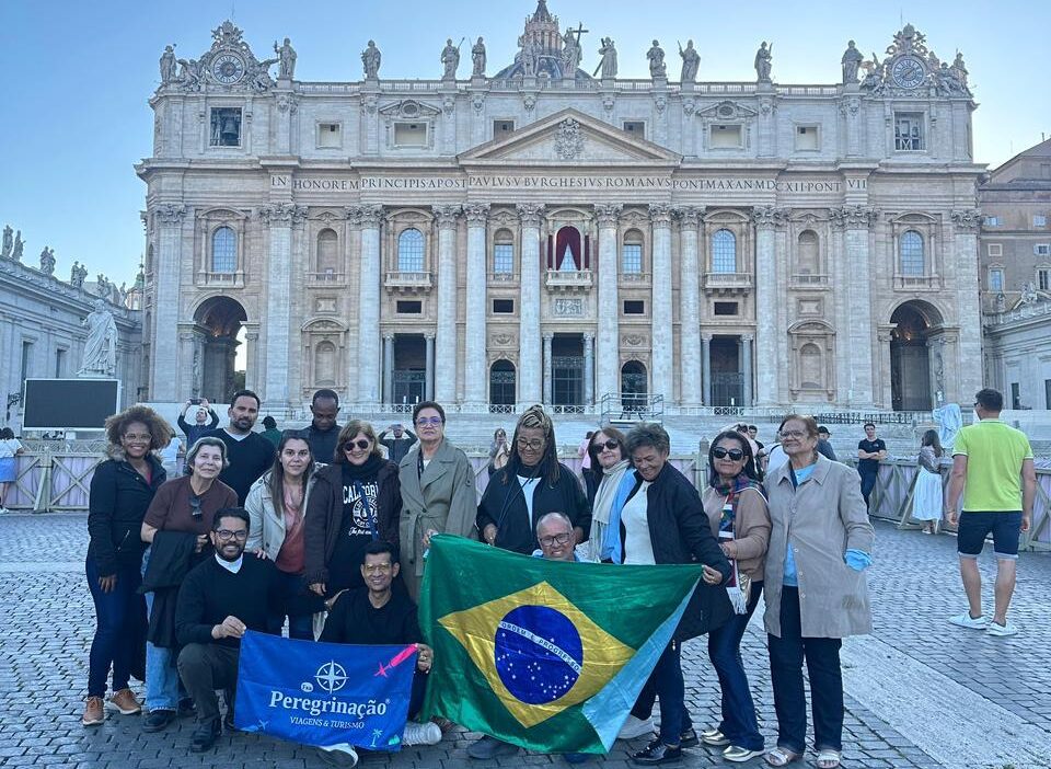 Feirenses participam da missa de abertura do Conclave na Basílica de São Pedro