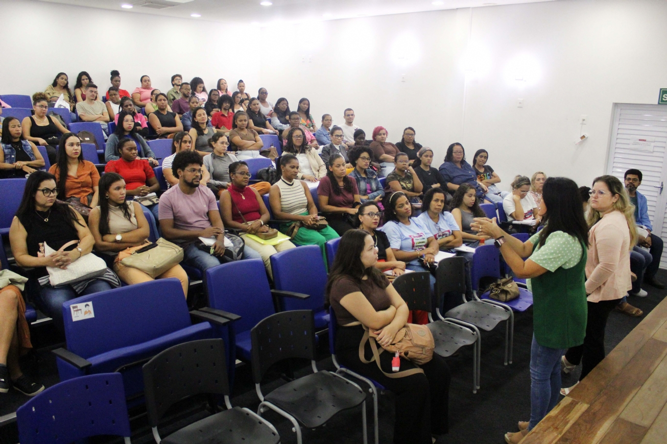 Auxiliares da educação inclusiva participam de formação na Secretaria de Educação