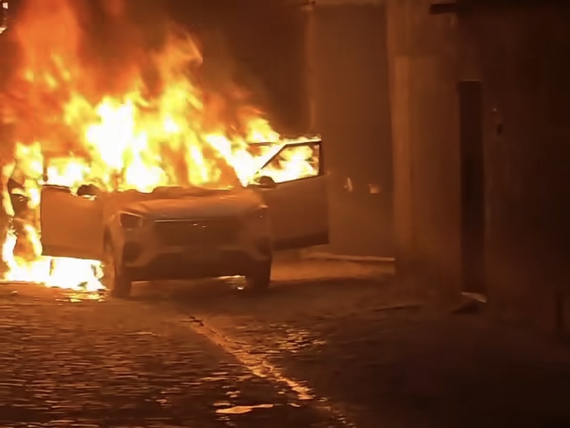 Carro é destruído por incêndio em via do bairro Feira X, em Feira de Santana