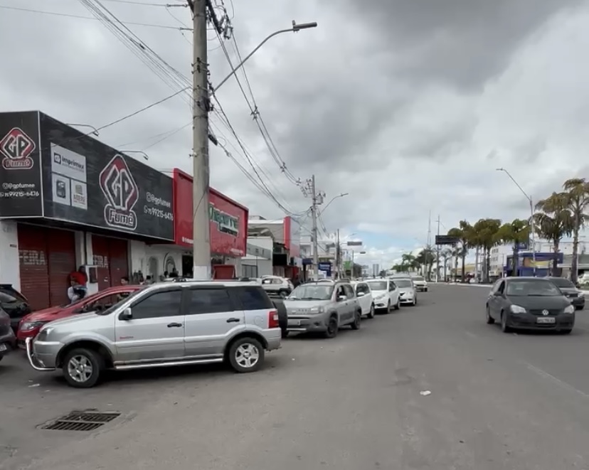 Gasolina a R$ 3,97 é destaque do Dia Livre de Impostos e registra grande fila em Feira de Santana