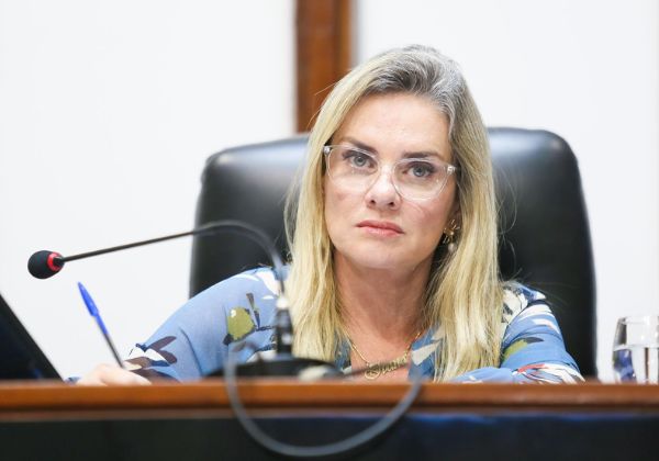Alba repudia invasão no plenário e encerra atividades por motivo de segurança