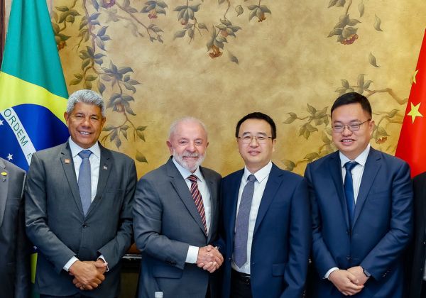 Ao lado de Lula, Jerônimo se reúne com empresários chineses em Pequim