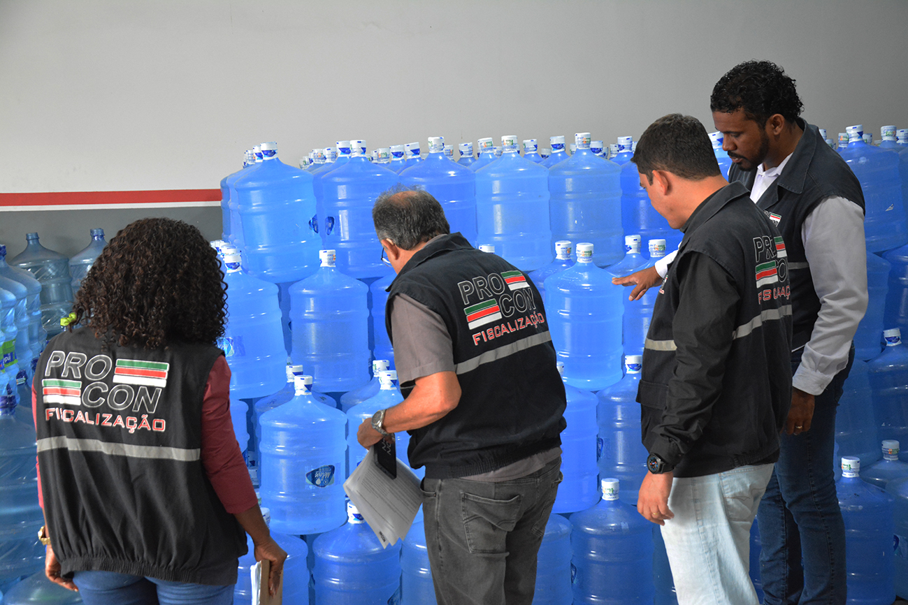 PROCON notifica distribuidoras sobre validade de garrafões de água mineral