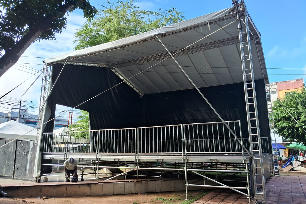 Palco para o tradicional Arraiá do Comércio já está sendo montado