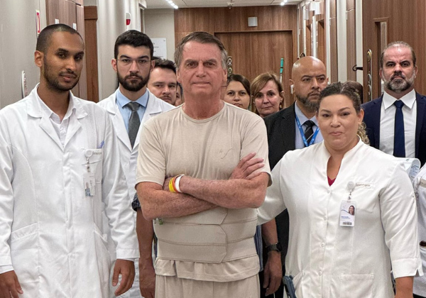 Em recuperação, Bolsonaro segue estável e diz que ainda não há previsão de alta