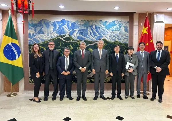 Governador discute emprego, educação e infraestrutura durante agenda em Brasília