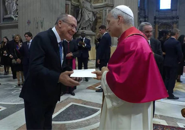Alckmin entrega convite de Lula ao papa Leão XIV para participar da COP30 no Brasil