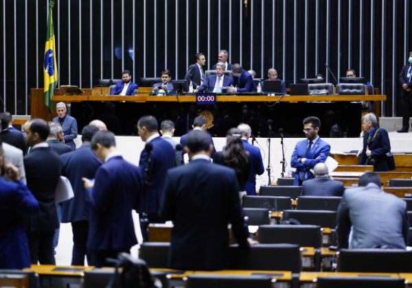 Câmara aprova aumento no número de deputados para 531 a partir de 2027