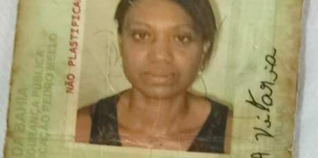 Mulher morre após acidente envolvendo motocicleta e carreta na BR-324, em Feira de Santana