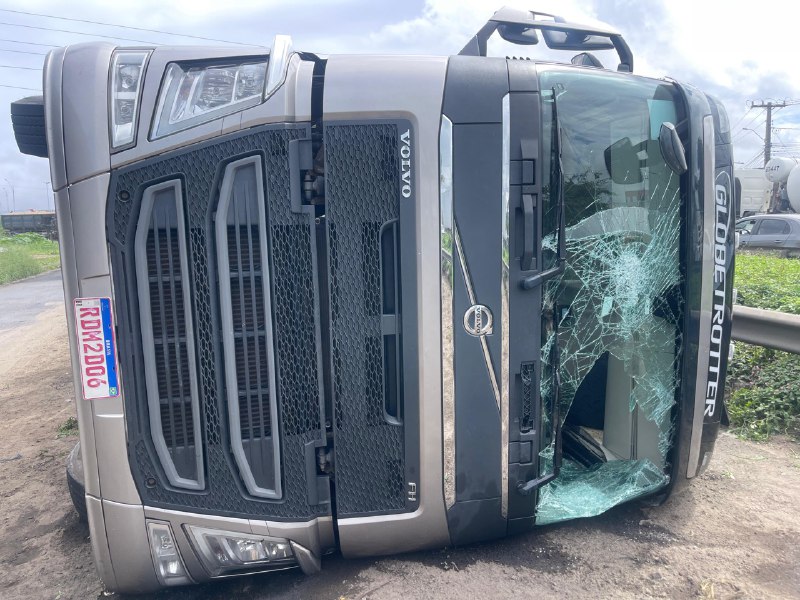 Acidente com caminhão causa derramamento de óleo e provoca acidentes na BR-324