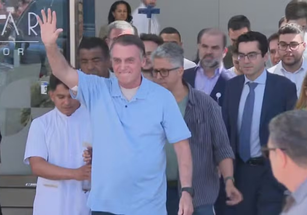 Bolsonaro recebe alta após 21 dias de internação em Brasília; confira vídeo