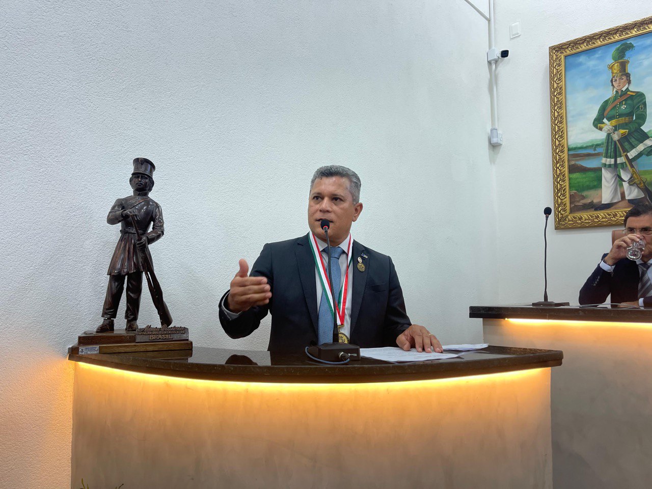 Com mais de 30 anos de atuação em Feira, Juscelino Brito é reconhecido com a Comenda Maria Quitéria