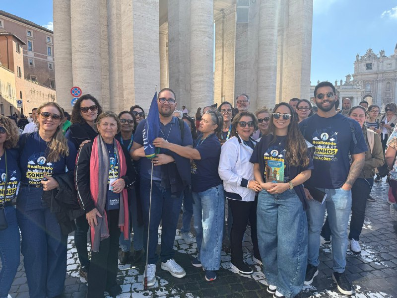 Brasileiros aguardam com fé e expectativa a escolha do novo Papa na Praça de São Pedro