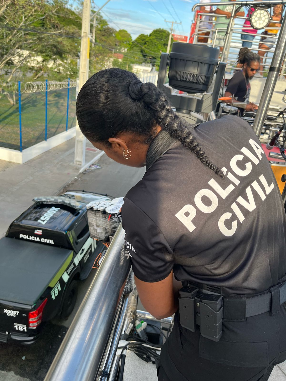 Fiscalização da Polícia Civil retira 48 artefatos irregulares de trios elétricos na Micareta de Feira de Santana