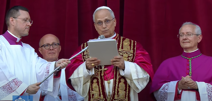 Papa Leão XIV pede paz ao mundo e homenageia Francisco no 1º pronunciamento