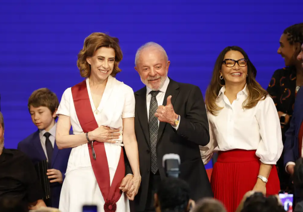 Lula concede Ordem do Mérito Cultural para Fernanda Torres, Janja, artistas e intelectuais