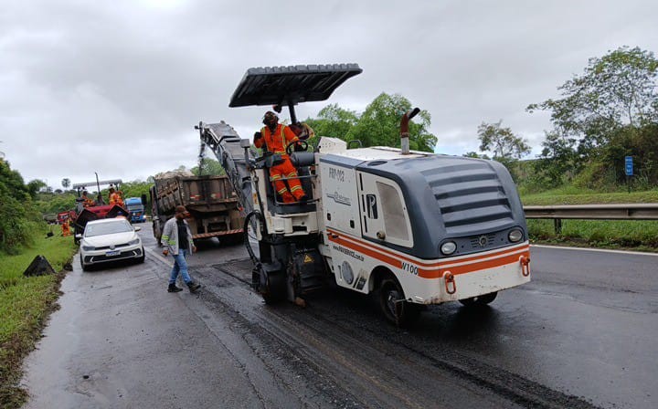 VIABAHIA realiza manutenção de pavimento na BR-324