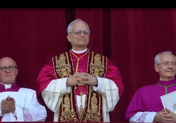 Papa Leão XVI celebra a primeira missa na Capela Sistina