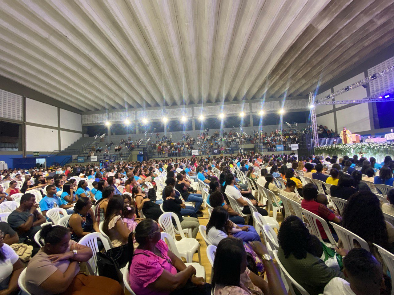 Fé e louvor: 27º Vem Louvar reúne fiéis em Feira de Santana