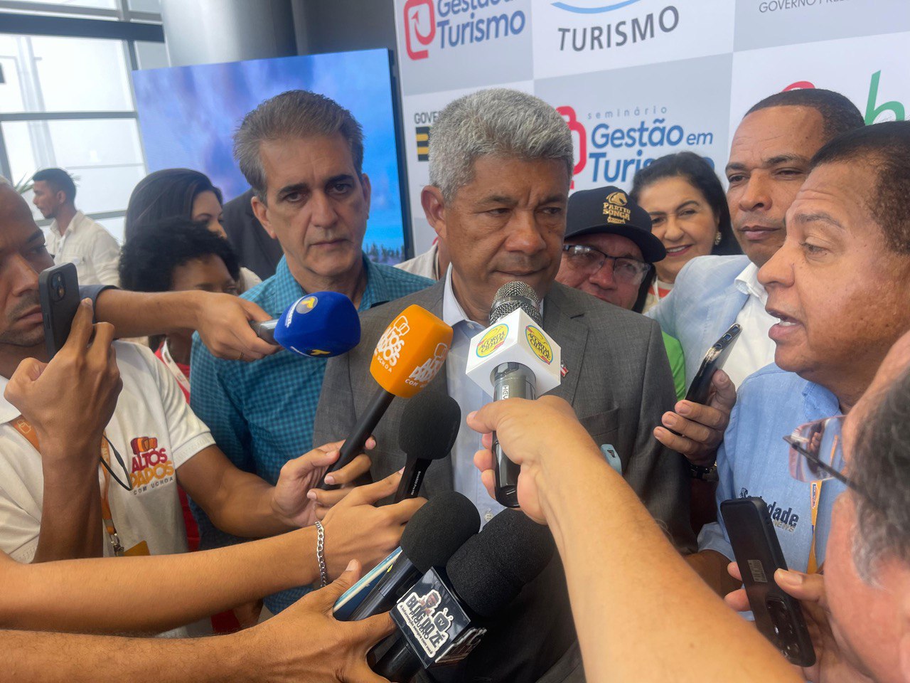 Em Feira, governador Jerônimo Rodrigues se desculpa por declaração polêmica: ‘Foi um exagero’