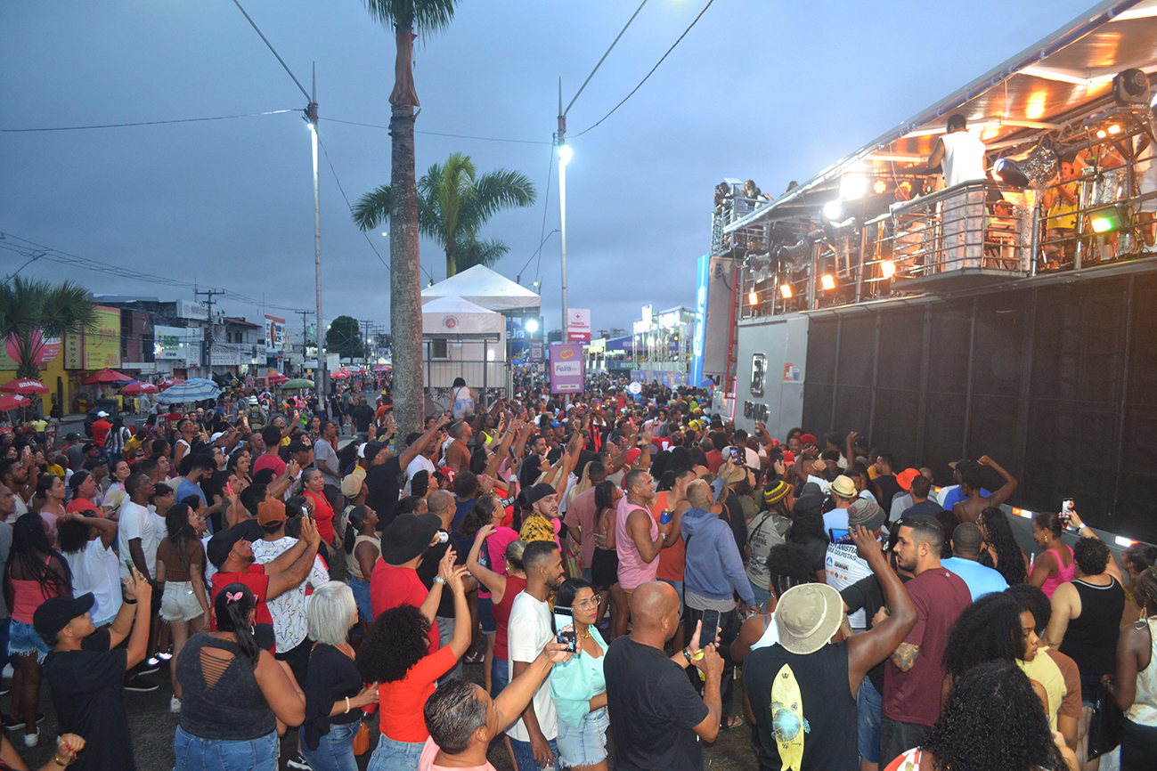 Timbalada celebra tradição e agita segundo dia da Micareta de Feira