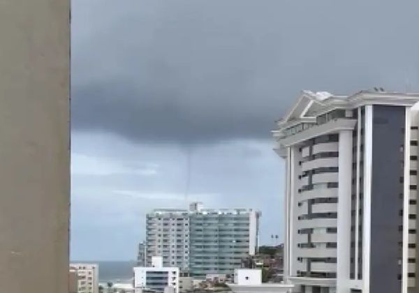 Fenômeno raro: tromba d’água se forma no mar da Barra em dia chuvoso
