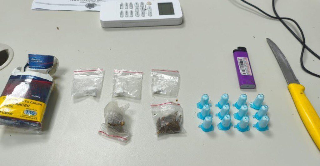 Mulher é flagrada com drogas e arma branca em ação conjunta da PM no centro de Feira