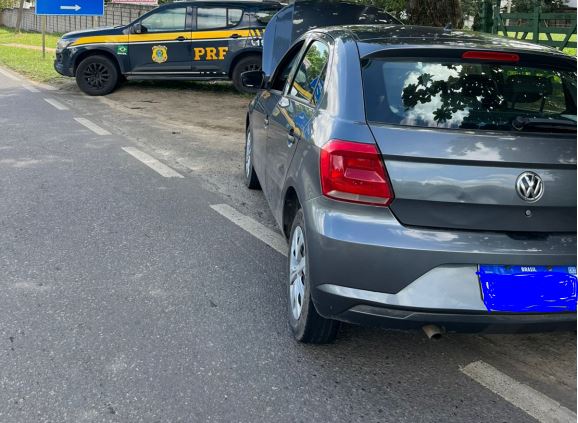 Carro roubado em Alagoinhas é recuperado pela PRF na BR 324