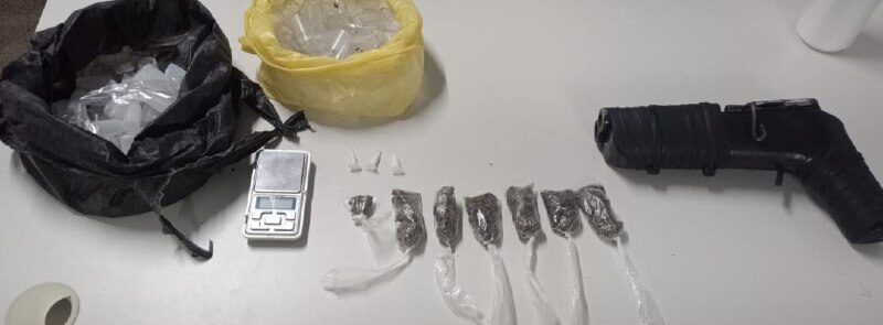 66ª CIPM apreende arma artesanal e drogas em operação no bairro Mangabeira, em Feira de Santana