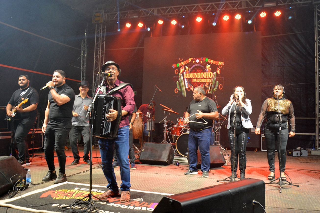 Forró pé-de-serra marca primeiro dia de festa em Tiquaruçu