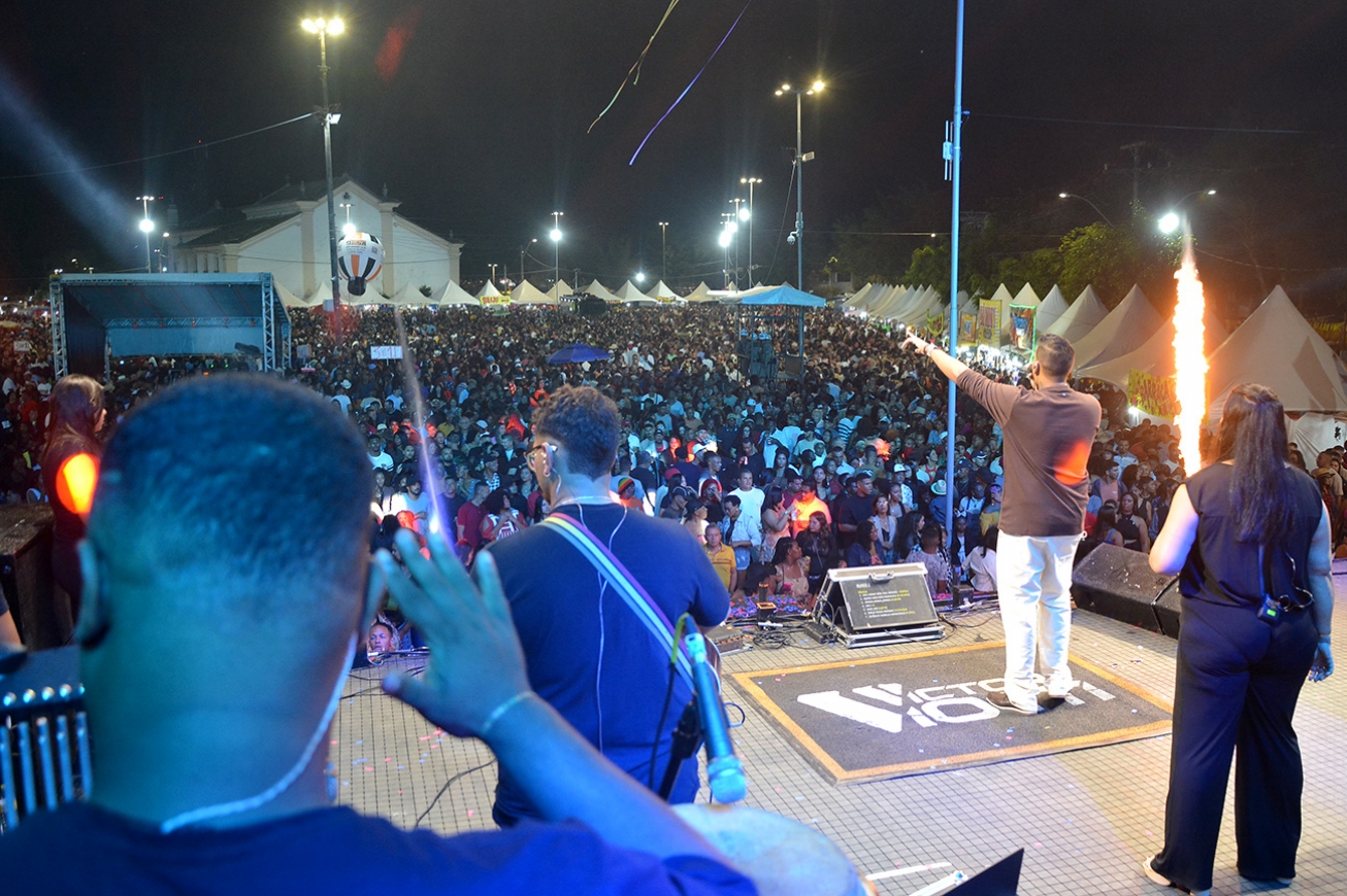 Raça Negra, Catuaba com Amendoim e os Bambas do Nordeste agitam o Arraiá de Feira nesta segunda (23)