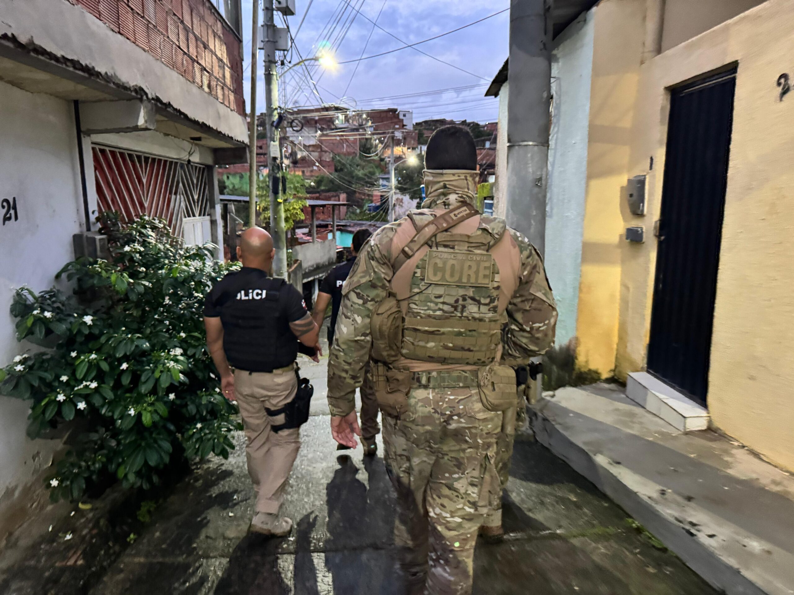 Doze envolvidos com tráfico de drogas e homicídios são presos na megaoperação Pertinaz