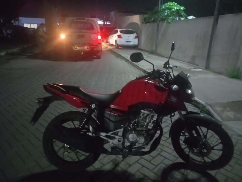 Polícia Militar prende dois homens e apreende adolescente com arma e moto roubada em Feira de Santana