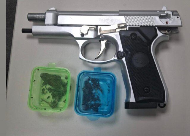 65ªCIPM apreende simulacro de arma de fogo e droga, na Avenida Presidente Dutra, em Feira de Santana