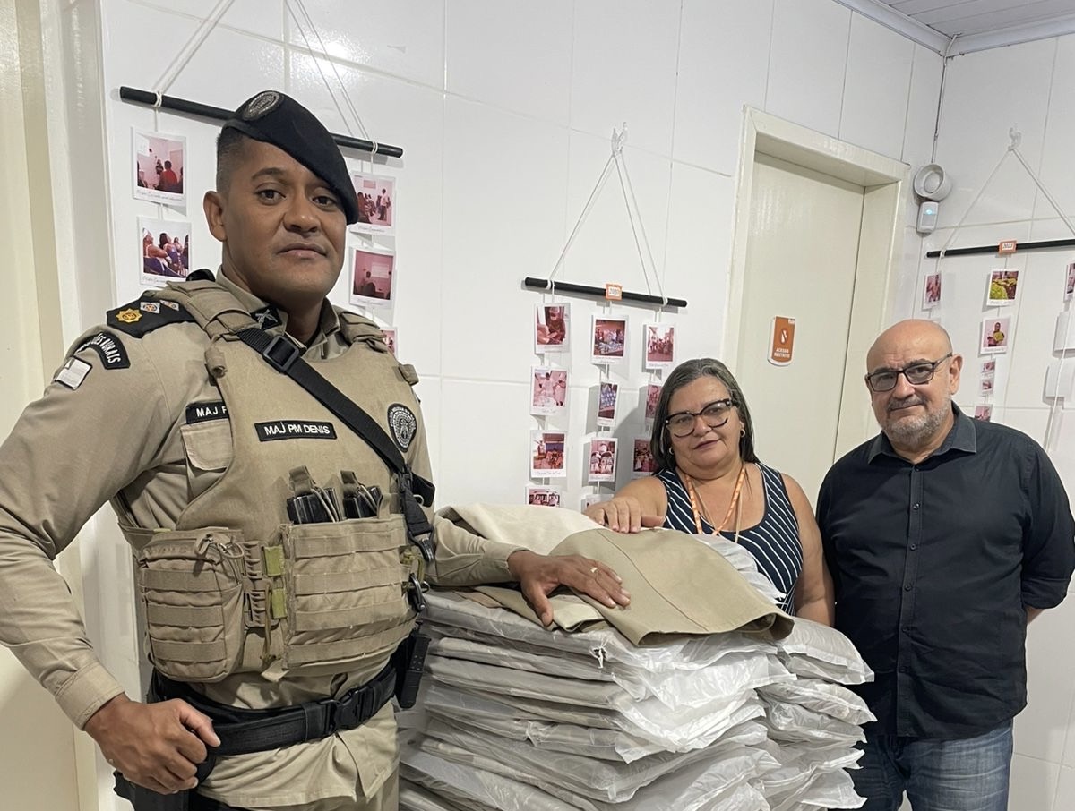 PM reforça campanha do agasalho com fardas reaproveitadas no leste da Bahia