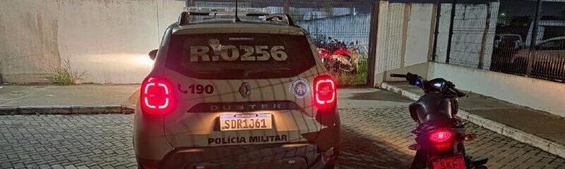 PMs da 66ª CIPM apreendem arma e recuperam moto roubada em Feira de Santana
