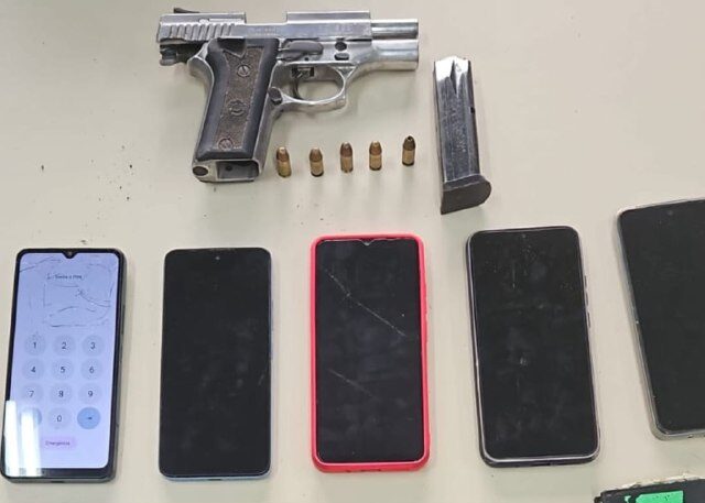 65ªCIPM apreende arma de fogo e recupera objetos roubados na Estrada da Terra Dura, em Feira de Santana