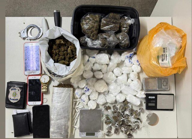 65ªCIPM prende dois homens por tráfico de drogas, em Feira de Santana