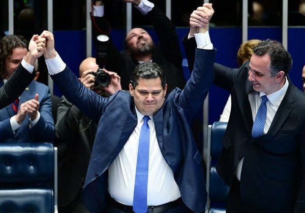 Alcolumbre atende oposição, lê requerimento no plenário e indica criação da CPMI do INSS