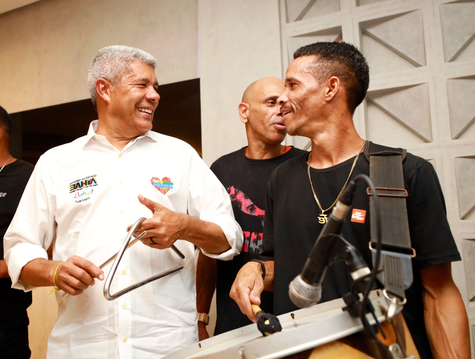 Em Ipirá, governador prestigia a tradicional festa do São João e anuncia investimentos para o esporte do município