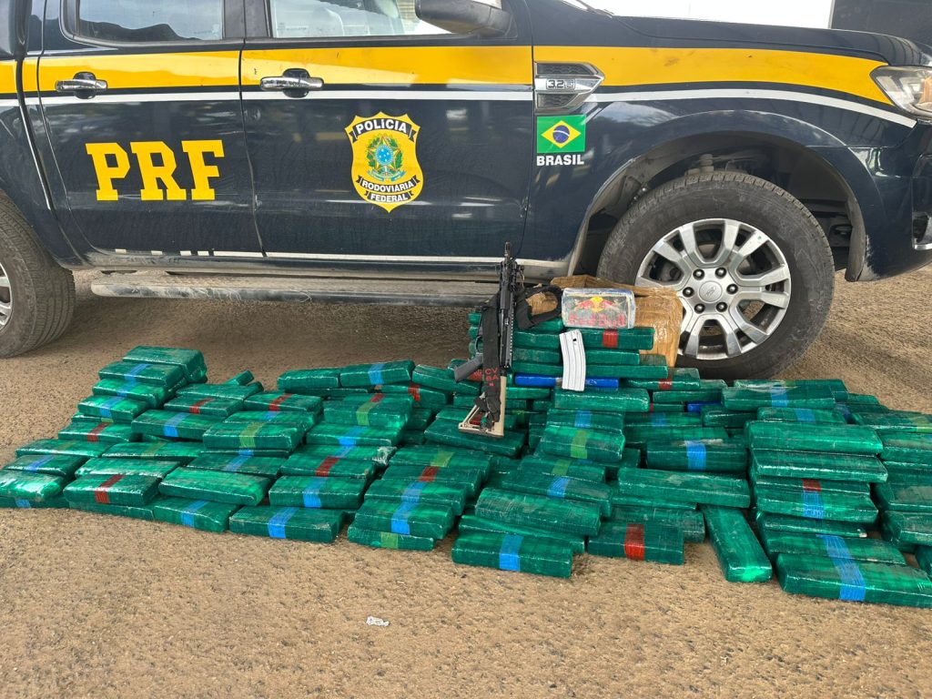PRF apreende 132 quilos de drogas e fuzil durante fiscalização na BR-116