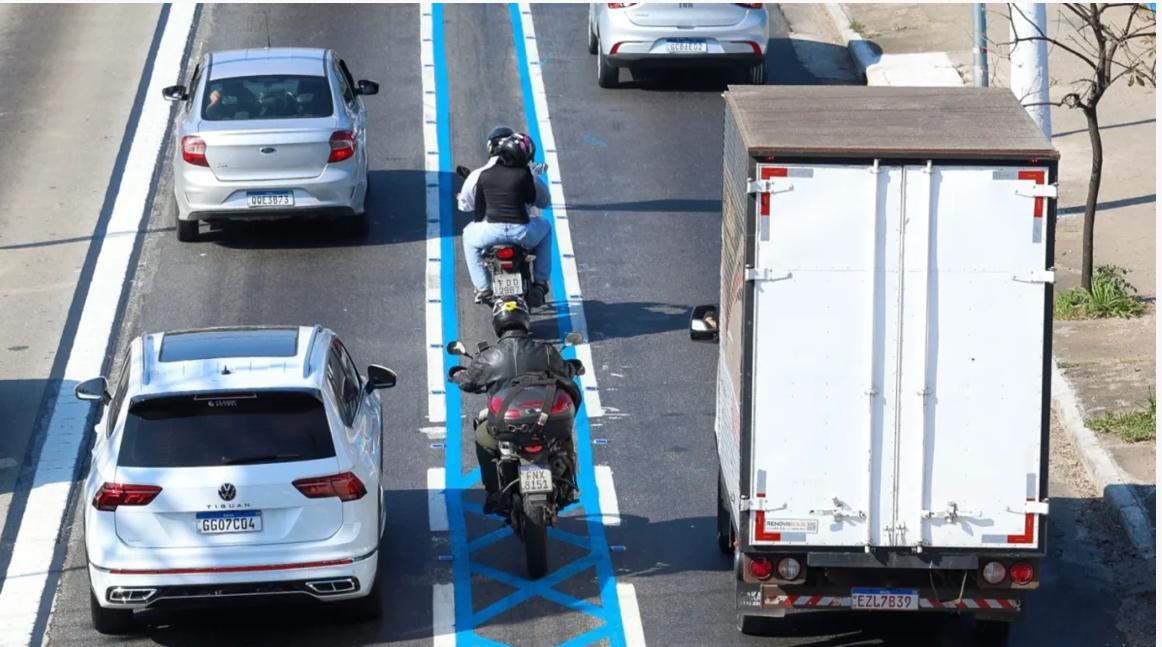 Faixa exclusiva para motociclistas tem projeto aprovado na Câmara