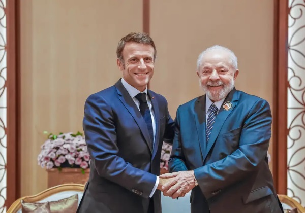 Lula chega à França para 1º visita oficial de um presidente brasileiro ao país em 13 anos