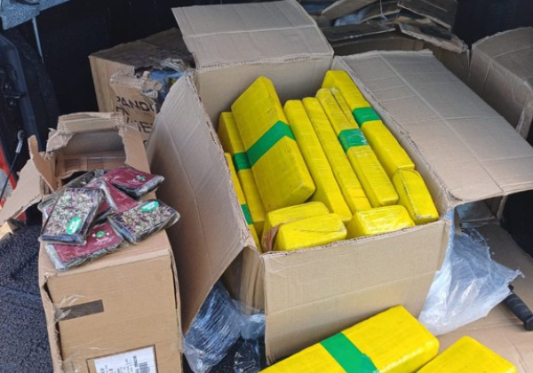 PRF, PF e PM apreendem quase 5 toneladas de drogas em caminhão na BR-116, na Bahia