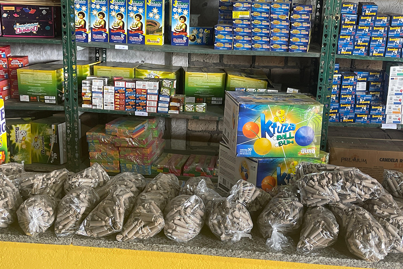 Procura por fogos de artifício cresce no período junino e movimenta comércio em Feira de Santana