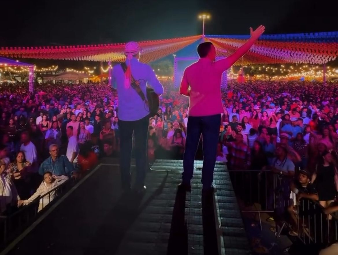 Santo Estêvão: Flávio Leandro e Tarcísio do Acordeon arrastam multidão na segunda noite do São João